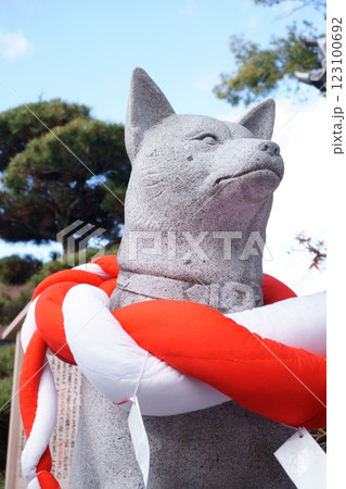 干支にまつわる神社～戌　伊奴神社　犬の王の石像 123100692