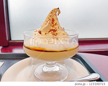 ソフトクリームをのせたプリン 123100723