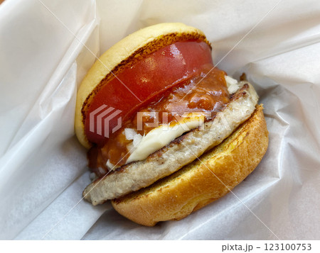 ミートソーストマトバーガー 肉厚パティとソースのバーガー ミートソーストマトバーガー 肉厚パティとソースのバーガー 123100753