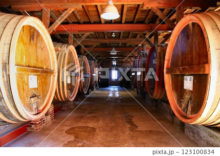 国産ブドウで醸造し始めた日本ワインの歴史を刻む… ワイン樽 123100834