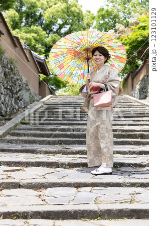 杵築市 勘定場の坂を散策する着物姿の女性 杵築市 勘定場の坂を散策する着物姿の女性 123101129