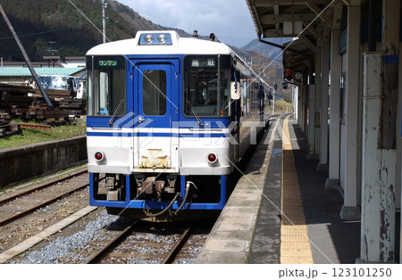ローカル線のワンマン列車 123101250