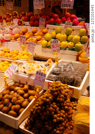 青空市場で売られる、オレンジなどの果物。ほとんどが輸入品。 青空市場で売られる、オレンジなどの果物。ほとんどが輸入品。 123101445