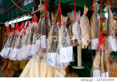 香港・徳輔道西で売られる塩干し魚(ハムユイ)。クサヤに似ていで臭いが美味。かつては安かったが今は高価 香港・徳輔道西で売られる塩干し魚(ハムユイ)。クサヤに似ていで臭いが美味。かつては安かったが今は高価 123101454