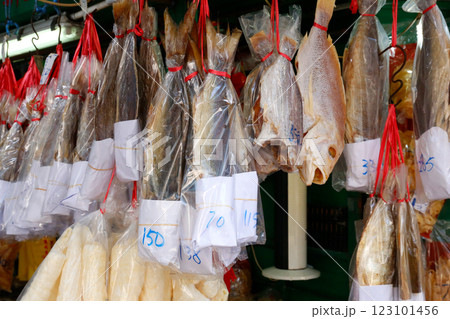 香港・徳輔道西で売られる塩干し魚（ハムユイ）。クサヤに似ていで臭いが美味。かつては安かったが今は高価 123101456