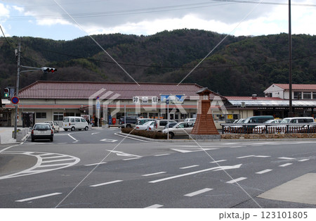 山の中にあるローカル線の駅 123101805