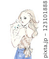 白い猫を抱く女性 123101888