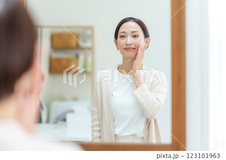 女性　スキンケア	 123101963
