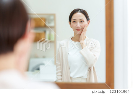 女性　スキンケア	 123101964