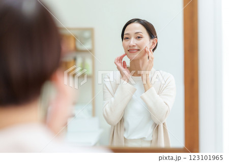 女性　スキンケア	 123101965