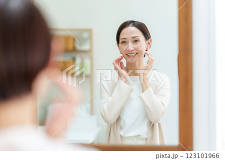 女性　スキンケア	 123101966