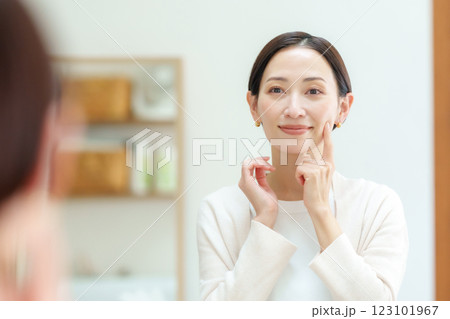 女性　スキンケア	 123101967