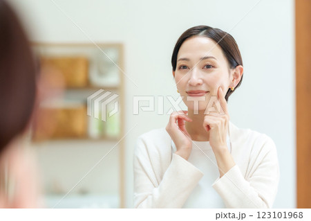 女性　スキンケア	 123101968