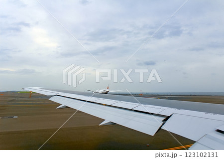 【東京】初夏の羽田空港　離陸体制の飛行機から望む空港 123102131