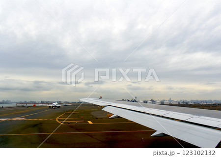 【東京】初夏の羽田空港　離陸体制の飛行機から望む空港 123102132