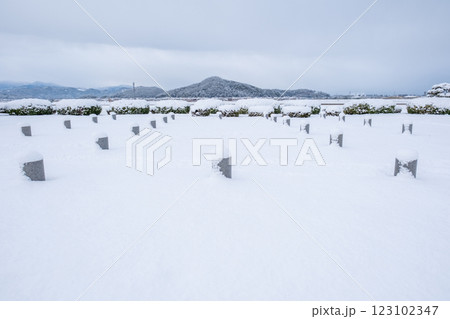 因幡国庁跡からみた面影山の雪景色　鳥取県鳥取市国府町 123102347