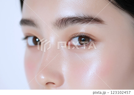 透明感あふれる美しい艶のある肌の女性のクローズアップ 透明感あふれる美しい艶のある肌の女性のクローズアップ 123102457