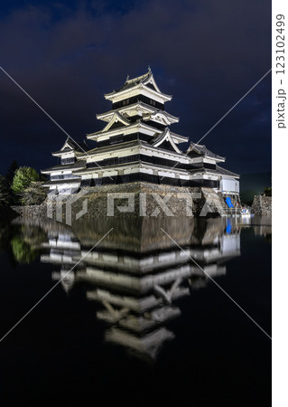松本城　水堀に映る国宝現存天守 123102499