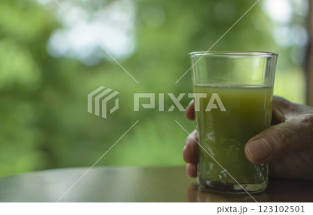 青汁を手に持つシニア男性 123102501