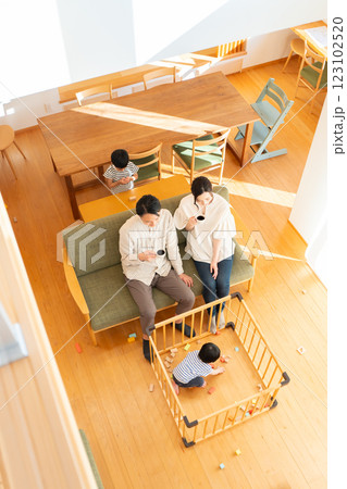 リビングでくつろぐ4人家族_俯瞰 123102520
