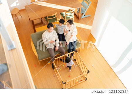 リビングでくつろぐ4人家族_俯瞰 リビングでくつろぐ4人家族_俯瞰 123102524