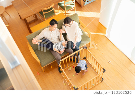 リビングでくつろぐ4人家族_俯瞰 リビングでくつろぐ4人家族_俯瞰 123102526