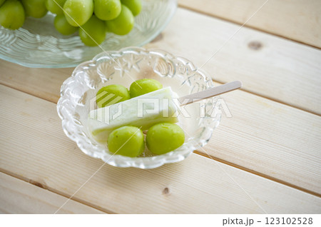 シャインマスカットとアイス 123102528