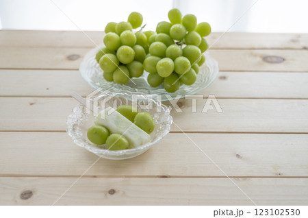 シャインマスカットとアイス 123102530