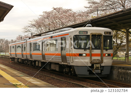 春の中川辺駅　JR高山本線 123102784