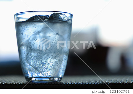 氷と炭酸水が入ったグラスを透過する光に浮かぶ気泡 123102791