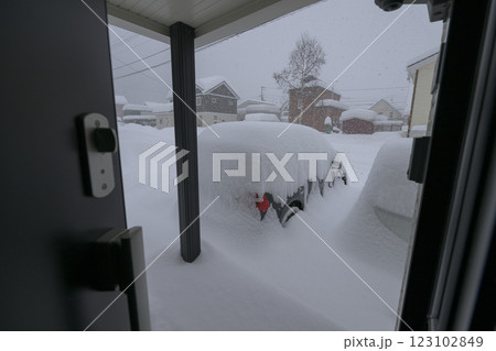 大雪で埋まる玄関と車 123102849