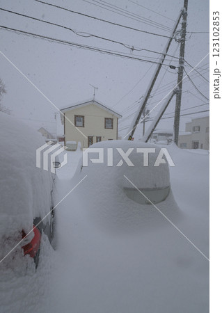 大雪で埋まる玄関と車 大雪で埋まる玄関と車 123102853