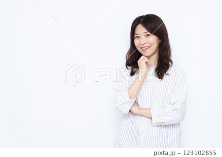 笑顔で考えている女性 笑顔で考えている女性 123102855