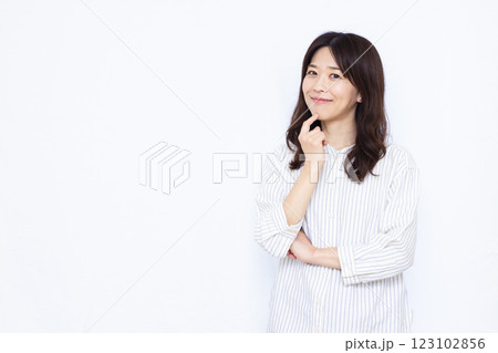 笑顔で考えている女性 笑顔で考えている女性 123102856