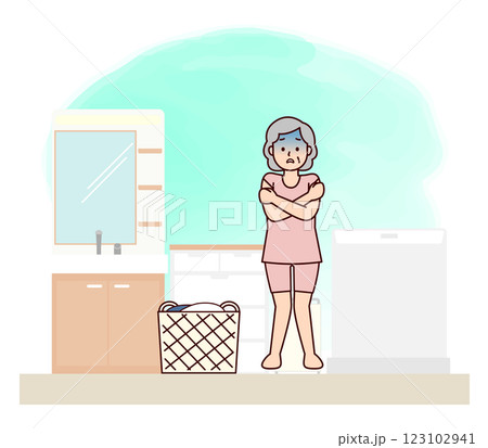 寒い脱衣所で震える高齢女性 123102941