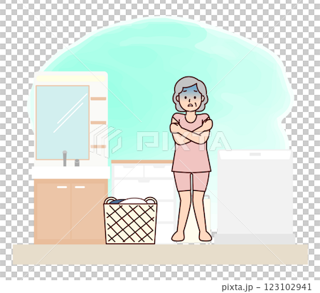寒い脱衣所で震える高齢女性 123102941