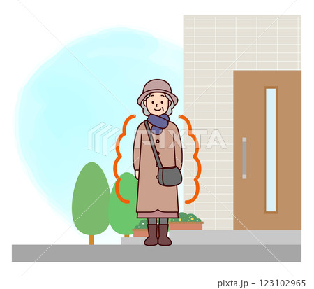 暖かい格好で出かける高齢女性 123102965