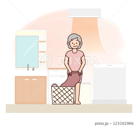 暖かい脱衣所で服を脱ぐ高齢女性 123102966