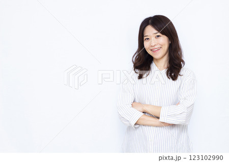 腕くみをして考えている女性 腕くみをして考えている女性 123102990