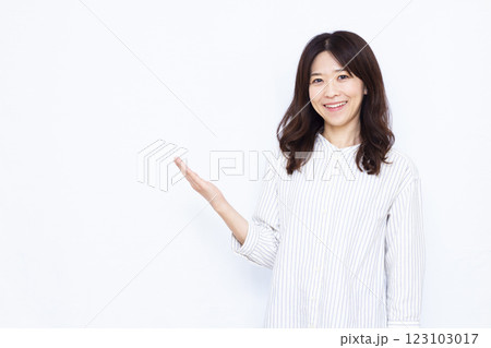 笑顔で紹介をしている女性 笑顔で紹介をしている女性 123103017
