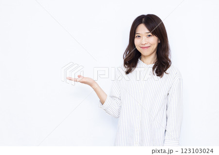 笑顔で紹介をしている女性 123103024