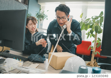 クレーム電話で謝罪をする上司 123103040
