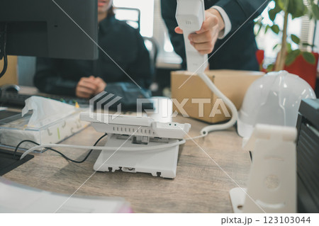 電話をとるスタッフ 123103044