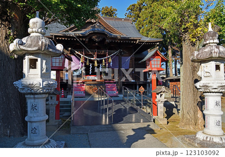 稲荷神社の境内風景 123103092