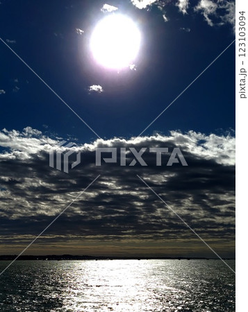 太陽が照らす湖 123103094