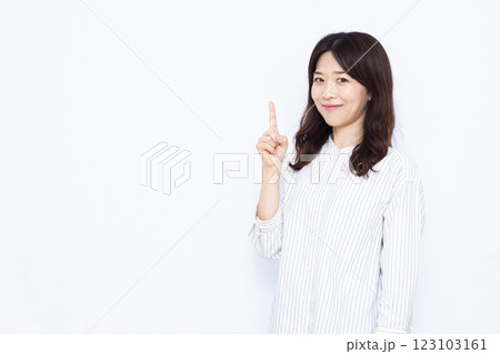 人差し指を立てる女性 123103161