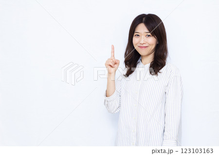 人差し指を立てる女性 人差し指を立てる女性 123103163