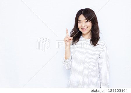 人差し指を立てる女性 人差し指を立てる女性 123103164