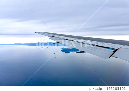 【香川】高松行きの飛行機から望む瀬戸内海 123103191