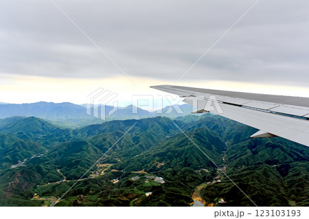 【香川】高松行きの飛行機から望む山々 【香川】高松行きの飛行機から望む山々 123103193
